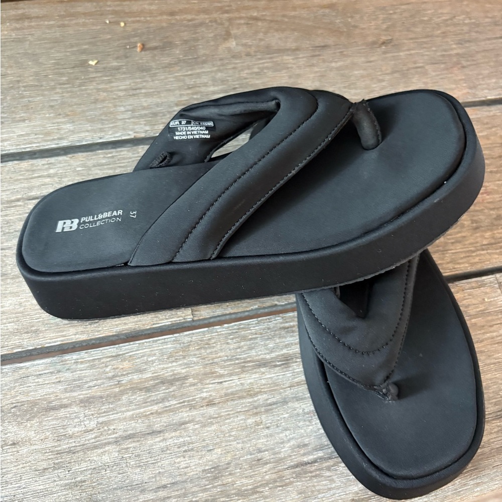 Pull&Bear women’s platform flip flops